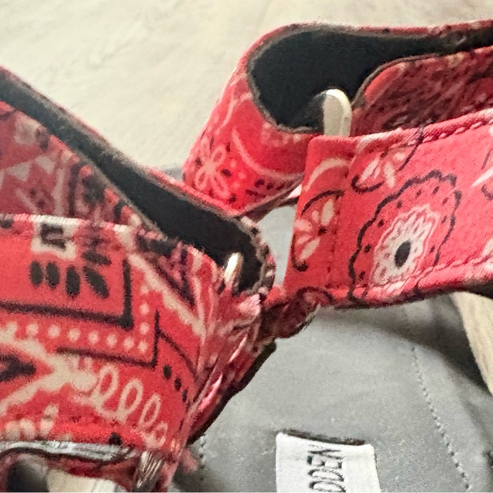 Women’s Steve Madden Red Bandana Print Sport Sandal size 9 - Picture 6 of 9
